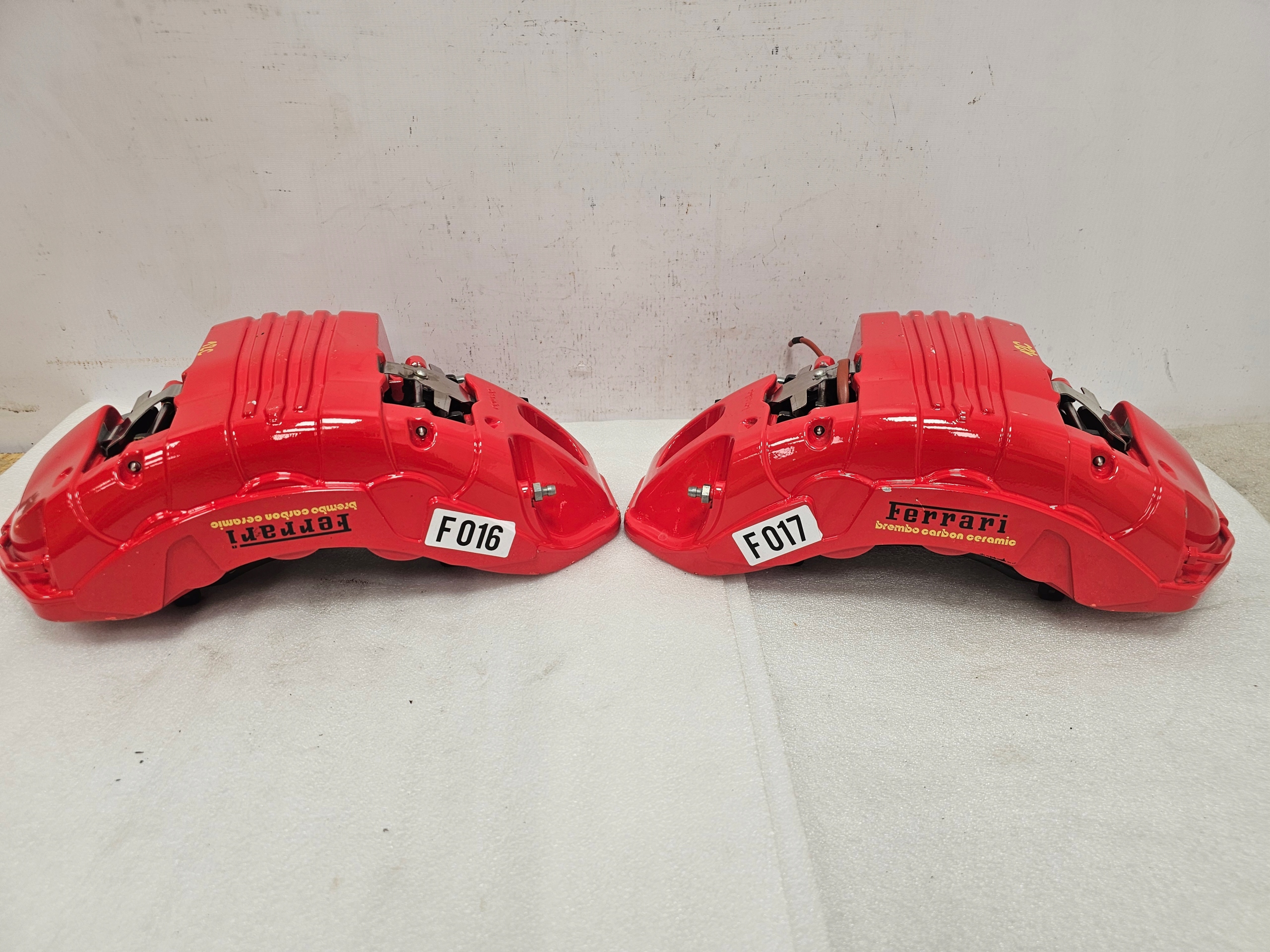 Zaciski Zacisk Ferrari SF90 Ceramika Przód Lewy Klocki NOWY - galeria