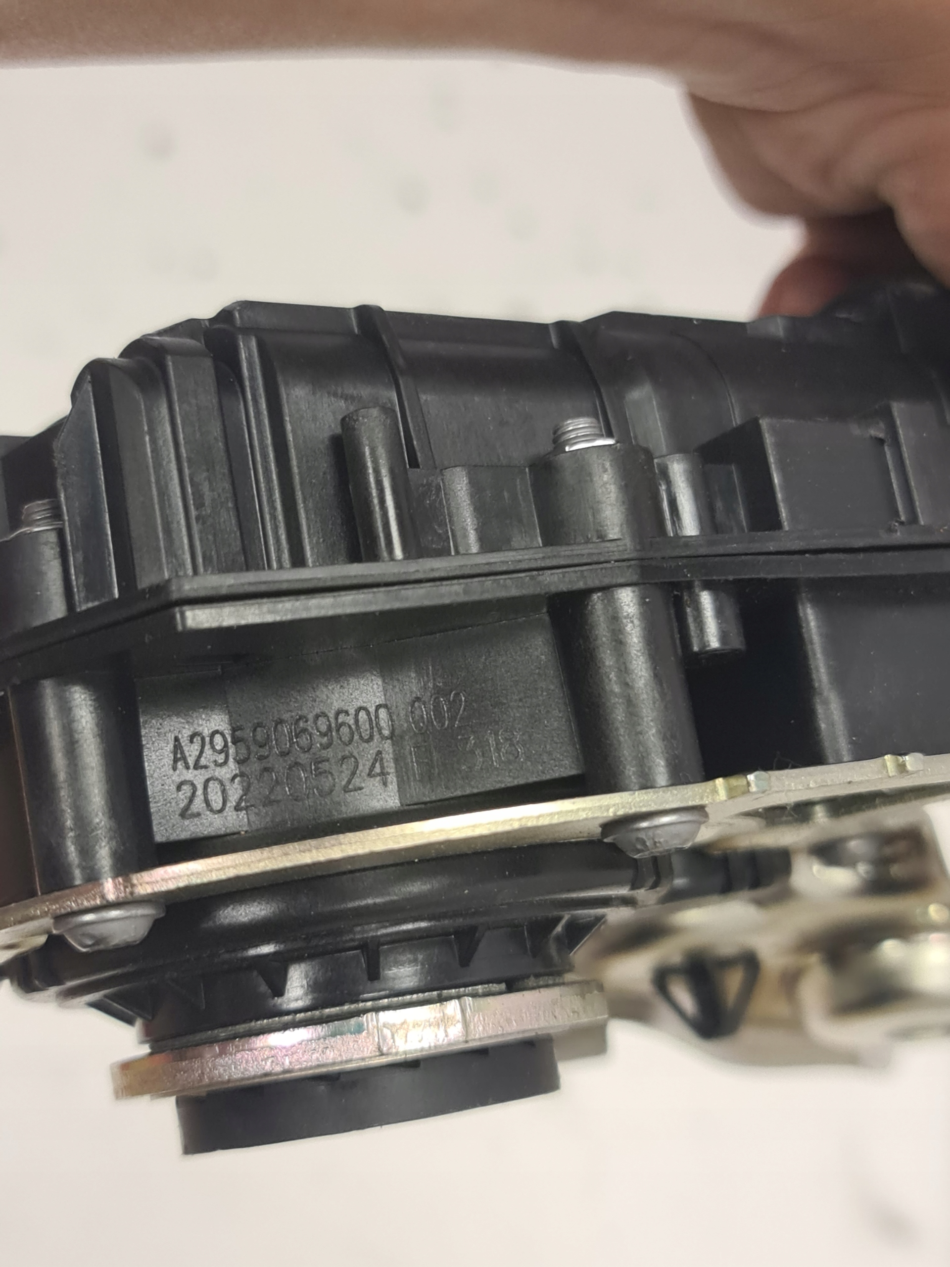 Siłownik podnoszenia klapy Mercedes W295 EQE - galeria