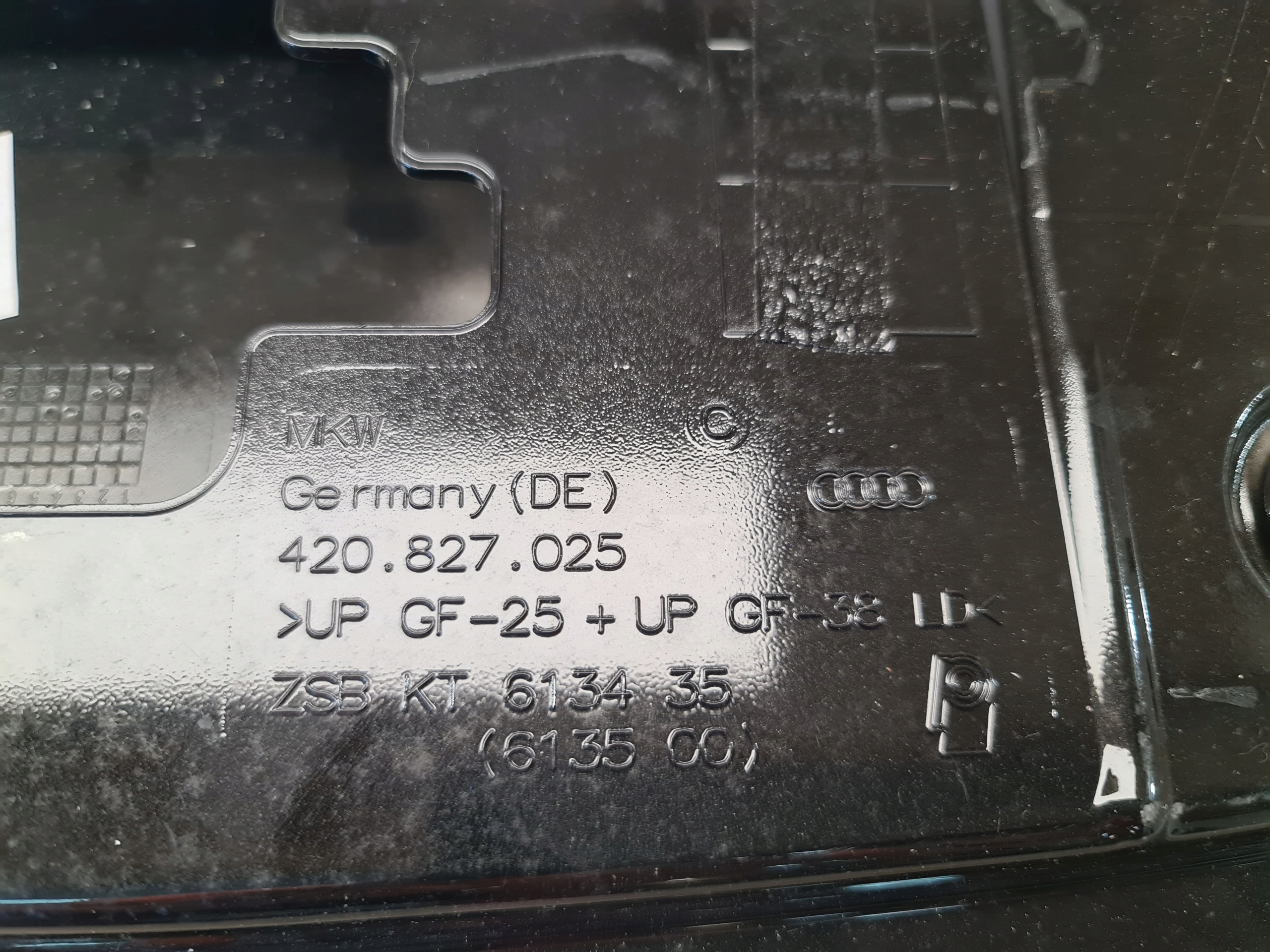 Audi R8 nakładka pokrywa klapy bagażnika 420827025 - galeria