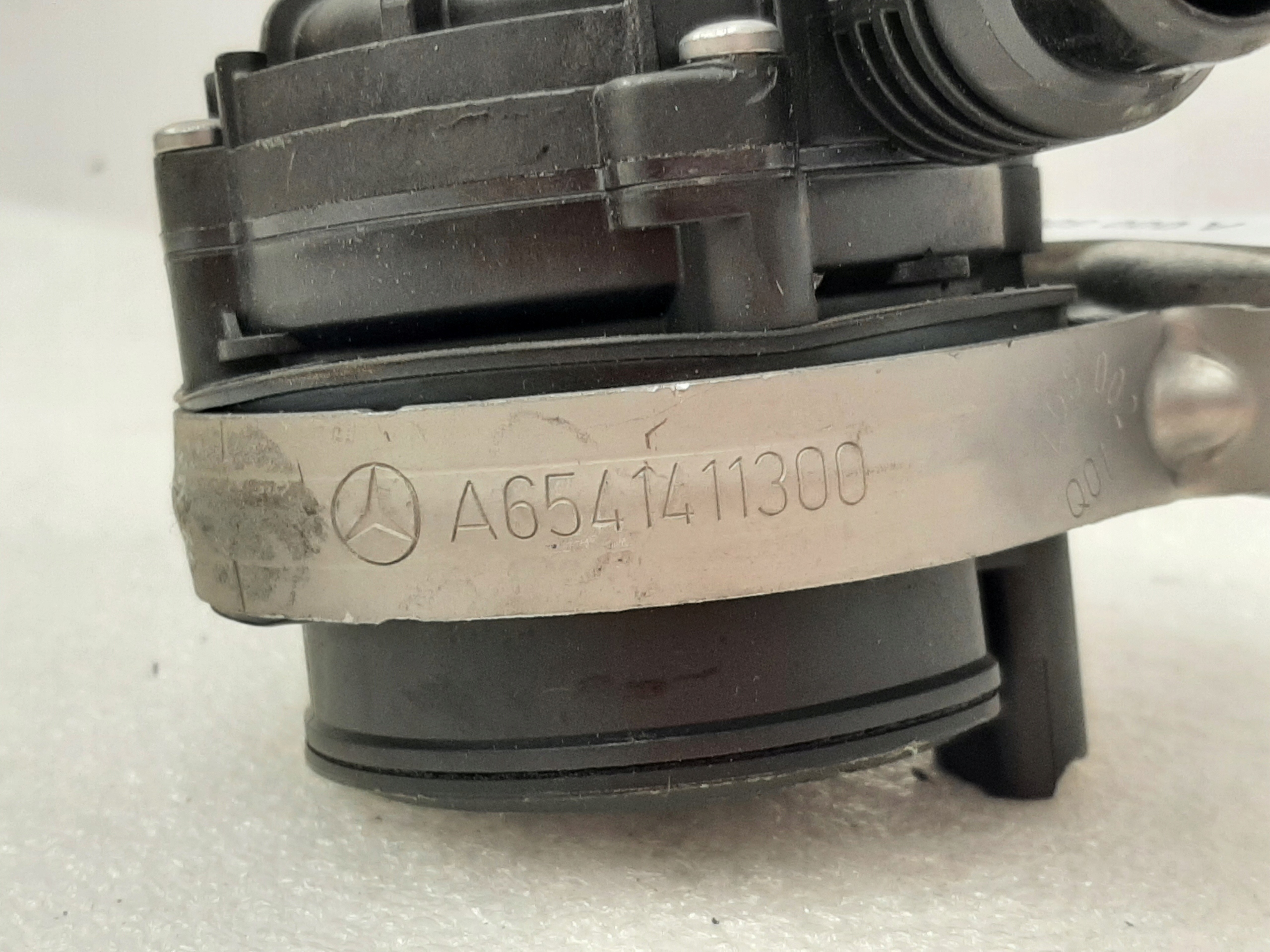 Pompa wody Mercedes W205 W213 A0005005400 NEW - galeria