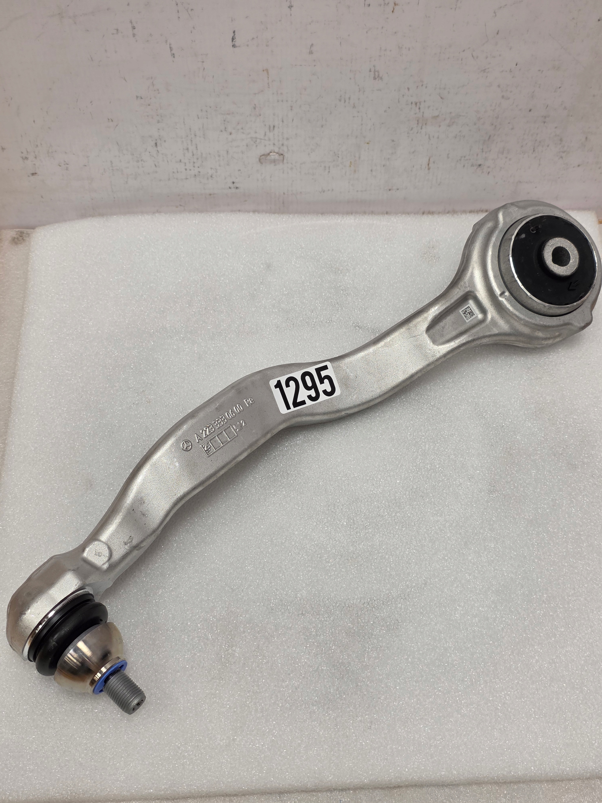 Zdjęcie produktu Wahacz Przedni PRAWY Mercedes W223 4WD 4Matic A2233330600