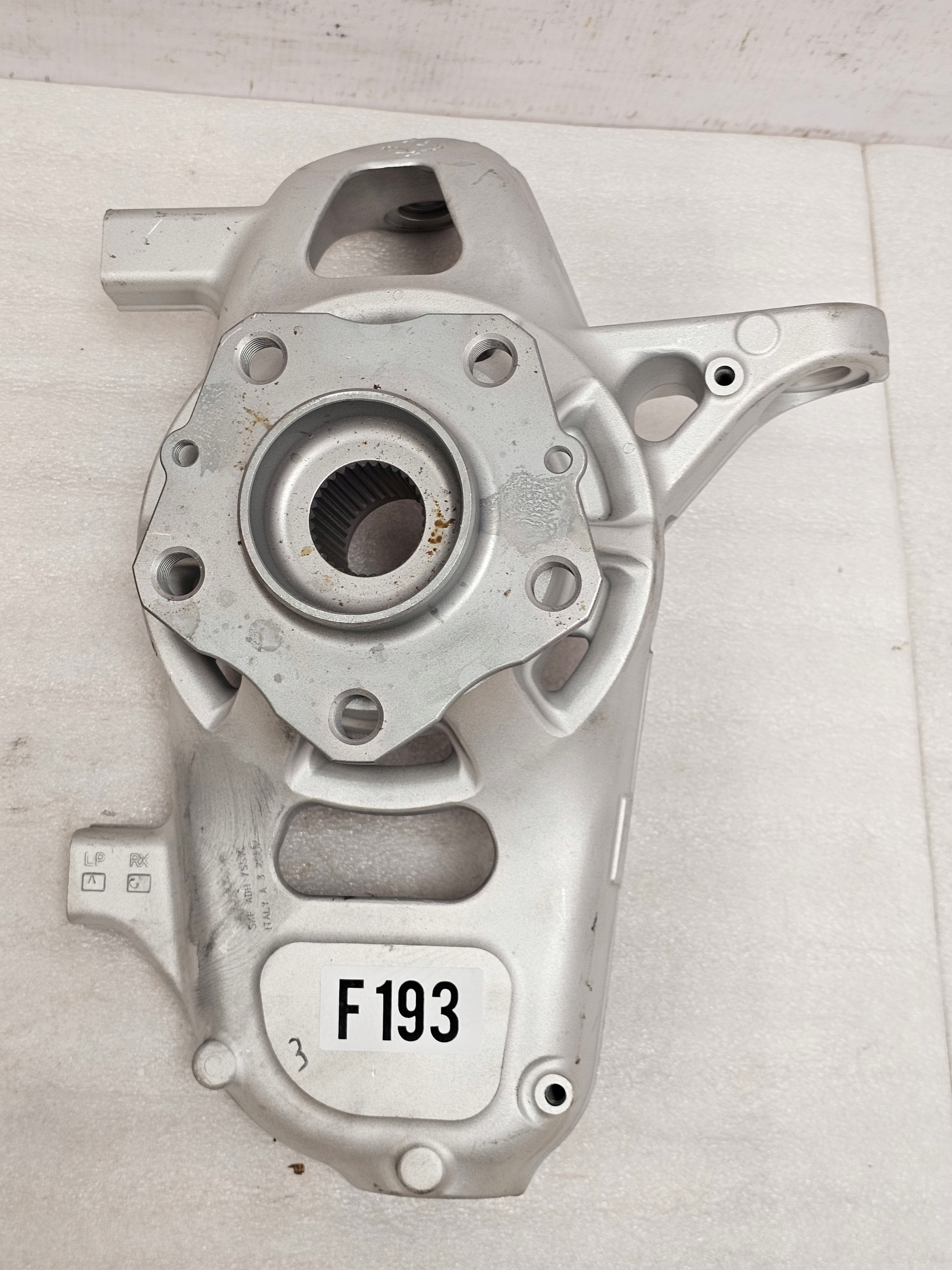 Zdjęcie produktu Zwrotnica Piasta Ferrari 458 488 812 F12 PRAWY PRZÓD