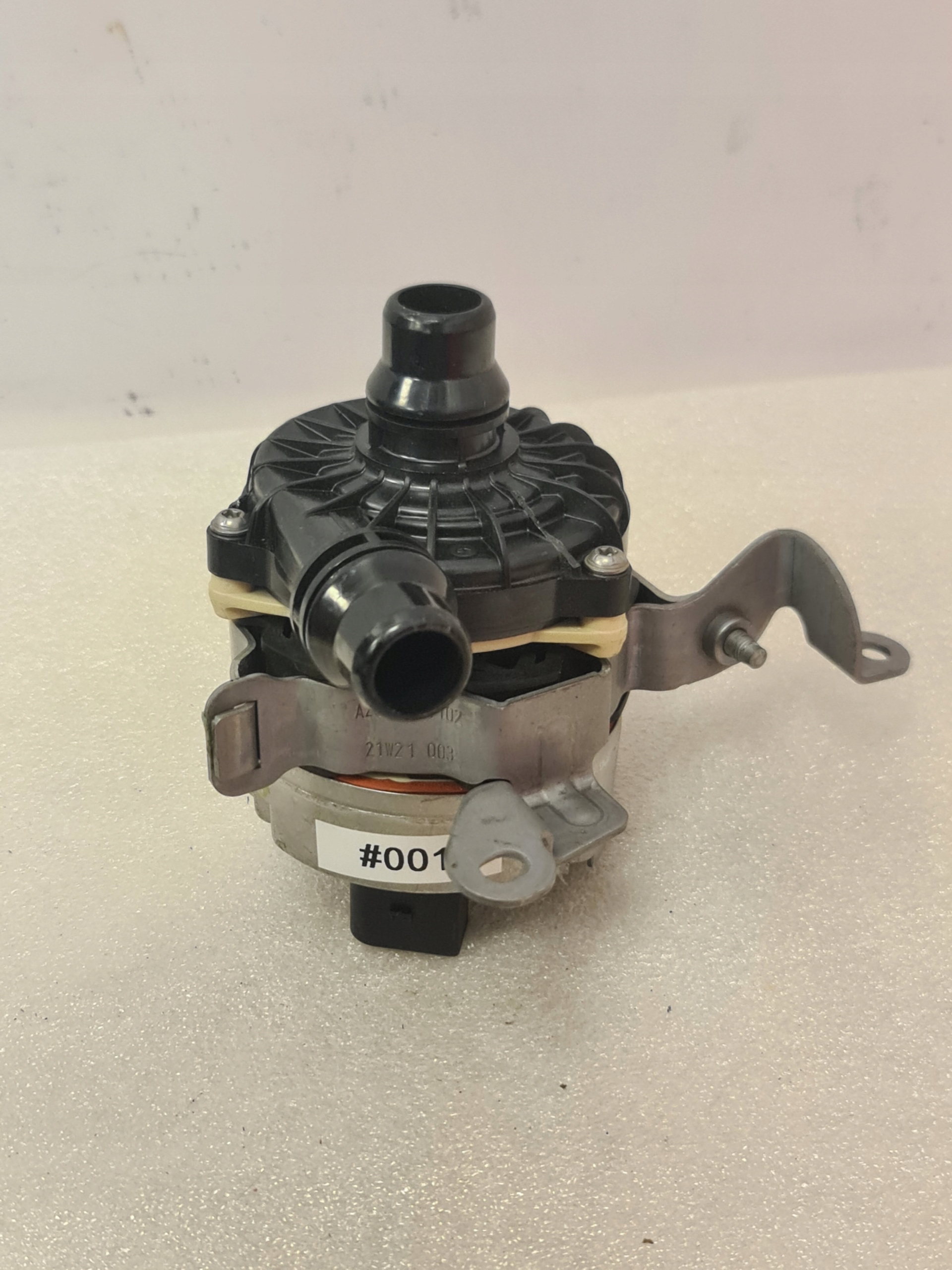Zdjęcie produktu Pompa wody Mercedes W206 63 AMG W254 A0005001901