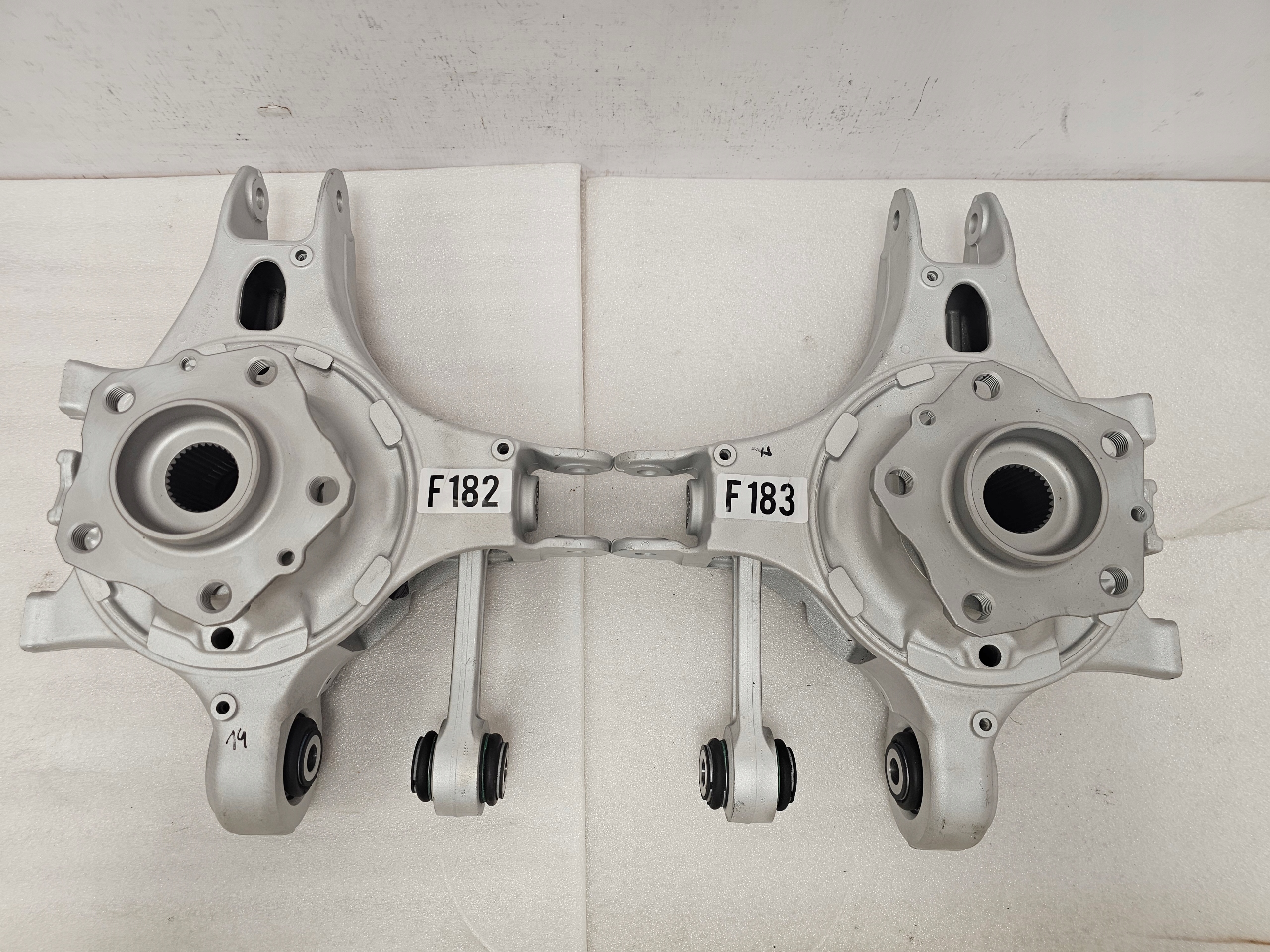 Zdjęcie produktu Zwrotnica Piasta Ferrari 458 488 FF 812 F12 California LEWY TYŁ