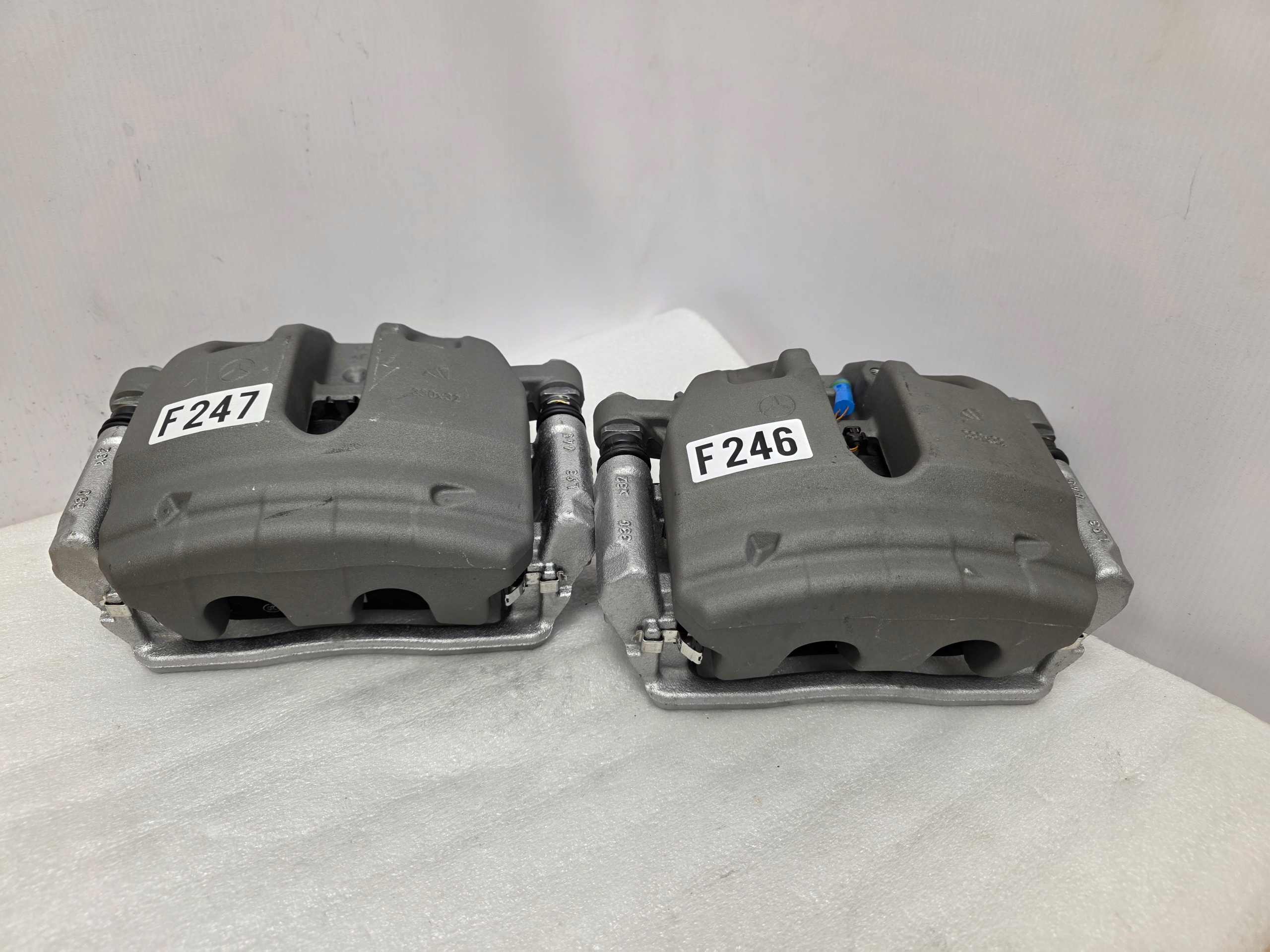 Zdjęcie produktu Zaciski Mercedes W206 W214 W254 330x32 PRZÓD
