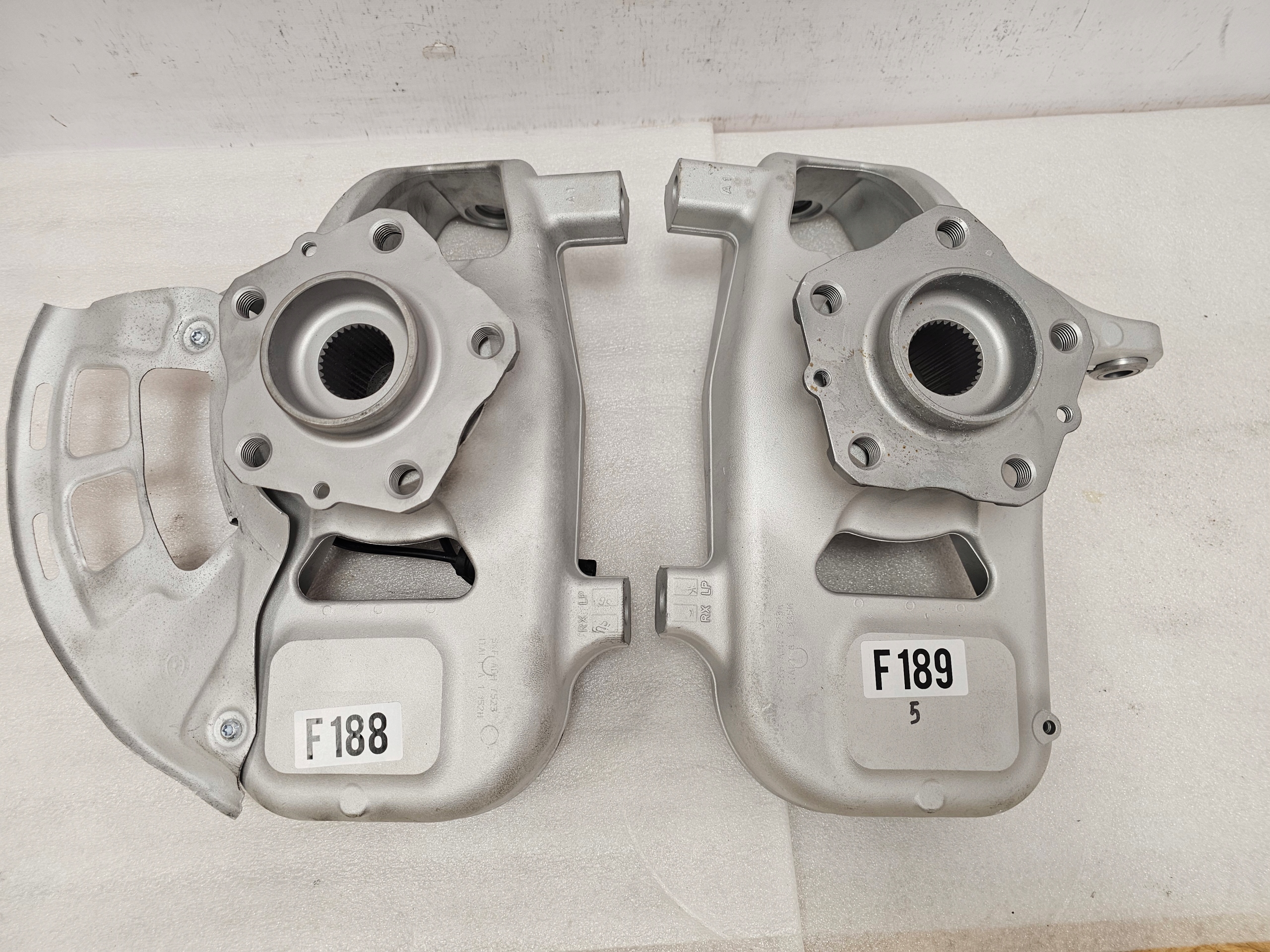 Zwrotnica Piasta Ferrari 458 Italia 488 GTC4 California LEWY PRZÓD