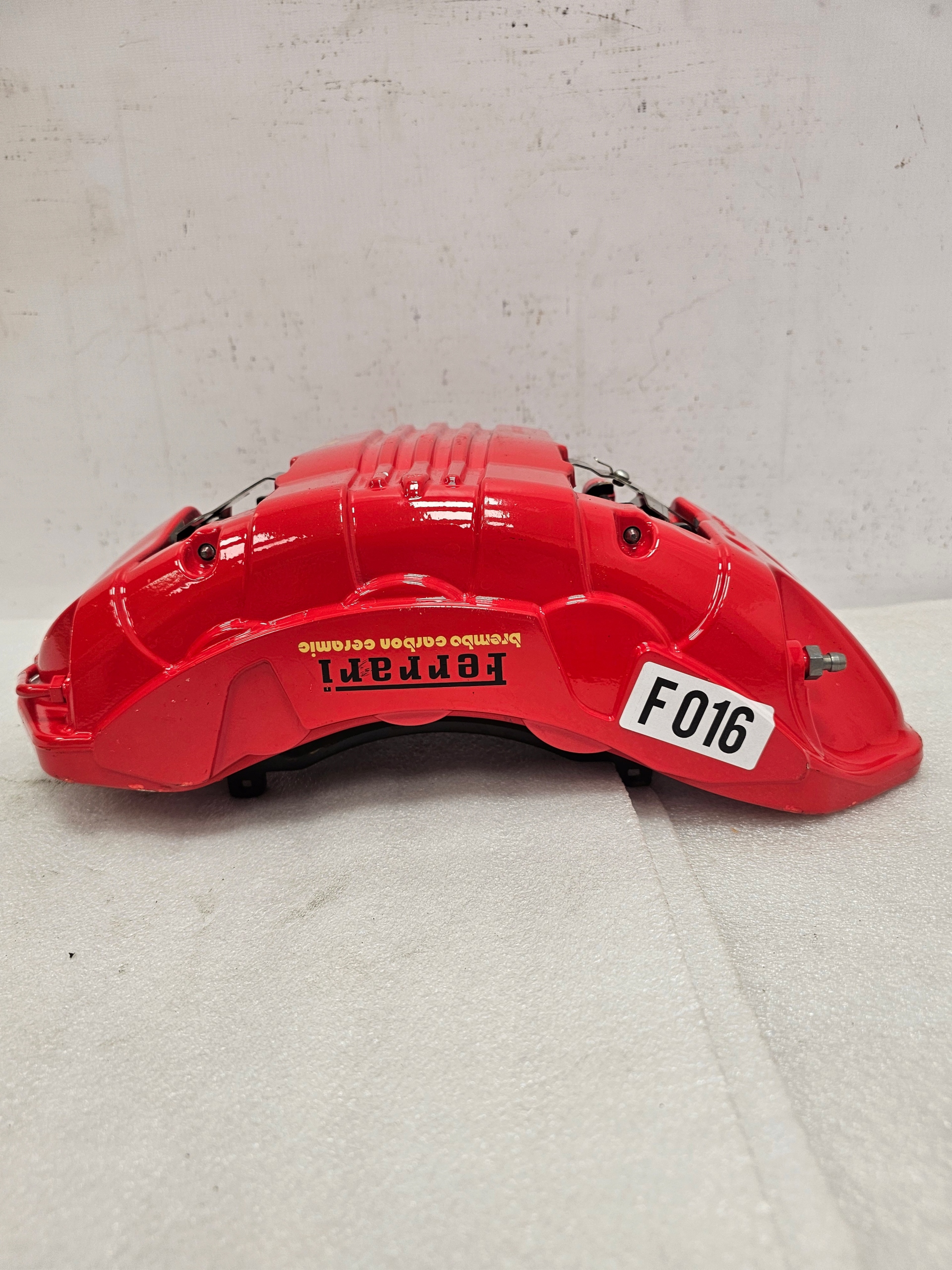 Zaciski Zacisk Ferrari SF90 Ceramika Przód Prawy Klocki NOWY