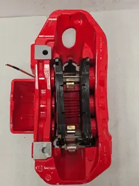 Zaciski Zacisk Ferrari SF90 Ceramika Przód Lewy Klocki NOWY - galeria